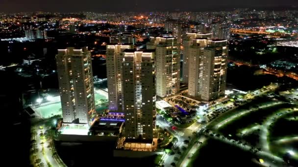 風光明媚でカラフルな建物や道路での照明交通と中心街の夜景 夜のスカイライン 都市空気 ダウンタウンでの夜の生活 — ストック動画