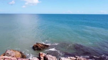 Jericoacoara Ceara Brezilya 'nın panoramik manzarası. Manzaralı kum tepeleri ve turkuaz yağmur suyu gölleri. Dünya seyahati yerleri. Tropikal manzara.