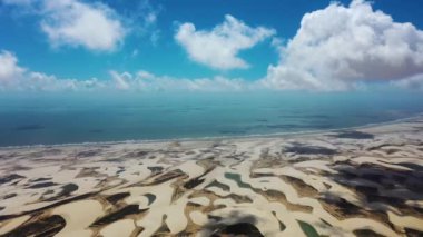 Brezilya 'nın yağmur suyu gölleri ve kum tepelerinin havadan görünüşü. Lencois Maranhens Maranhao. Uluslararası seyahat yerleri.