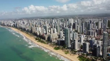 Recife State Pernambuco sahil şehrinin havadan görünüşü. Brezilya Kuzeydoğusu. Tropik bir manzara. Seyahat hedefi.