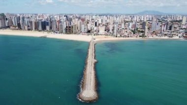 Ceara Brazil eyaletindeki Fortaleza tropik plaj manzarası. Tropik bir manzara. Uluslararası seyahat yerleri.