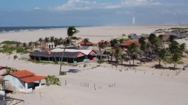 Lencois Maranhthe Brazil 'in panoramik manzarası. Manzaralı kum tepeleri ve turkuaz yağmur suyu gölleri. Dünya seyahati yerleri. Tropikal manzara.