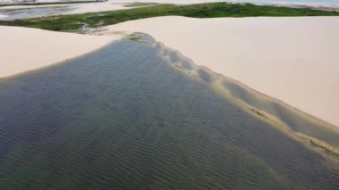 Jericoacoara Ceara Brezilya 'nın panoramik manzarası. Manzaralı kum tepeleri ve turkuaz yağmur suyu gölleri. Dünya seyahati yerleri. Tropikal manzara.