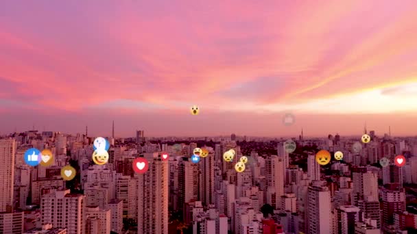 未来的なサイバーセキュリティ効果を持つスマートシティの空中都市 イノベーション 接続とソーシャルメディア サンパウロブラジル データ分析 サイバー技術 クラウドコンピューティング サイバーセキュリティ — ストック動画