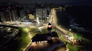 Salvador Bahia Brezilya şehir merkezindeki turizm kartpostalının gece hava görüntüsü. Brezilya Kuzeydoğusu. Tropikal seyahat hedefi.