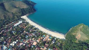 Yaz plajı manzarasının seyahat sahnesi. Açık hava tropikal ortamı. Tatil seyahati. Rahatlama manzarası. Turizm merkezi.