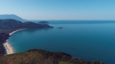 Yaz plajı manzarasının seyahat sahnesi. Açık hava tropikal ortamı. Tatil seyahati. Rahatlama manzarası. Turizm merkezi.