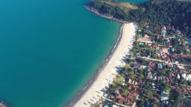 Maresias Sahili Brezilya 'ya seyahat ediyor. Yaz manzarası sahnesi. Açık havada tropik bir ortam. Tatil manzarası. Lüks rahatlama manzarası.