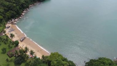 Yaz plajı manzarasının seyahat sahnesi. Açık hava tropikal ortamı. Tatil seyahati. Rahatlama manzarası. Turizm merkezi.