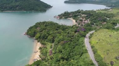 Paraty Sahili Brezilya. Yaz plajı manzarasının seyahat sahnesi. Açık hava tropikal ortamı. Tatil seyahati. Rahatlama manzarası.