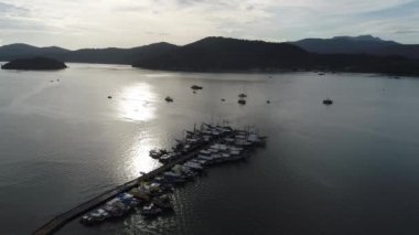 Paraty Sahili 'ndeki tarihi binaların gezisi sahnesi. Açık hava tropikal ortamı. Tatil seyahati. Rahatlama manzarası. Turizm merkezi.