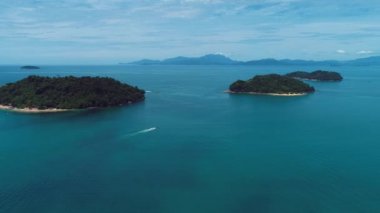 Paraty Körfezi suyu Brezilya. Yaz plajı manzarasının seyahat sahnesi. Açık hava tropikal ortamı. Tatil seyahati. Ünlü adalar takımadaları.