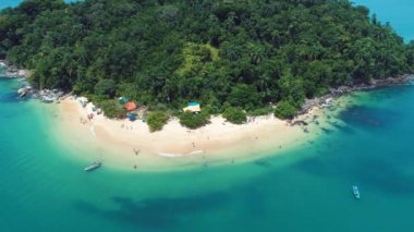 Paraty Sahili Brezilya. Yaz plajı manzarasının seyahat sahnesi. Açık hava tropikal ortamı. Tatil seyahati. Rahatlama manzarası.