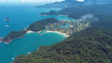 Yaz plajı manzarasının seyahat sahnesi. Açık hava tropikal ortamı. Tatil seyahati. Rahatlama manzarası. Turizm merkezi.