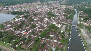 Paraty Sahili 'ndeki tarihi binaların gezisi sahnesi. Açık hava tropikal ortamı. Tatil seyahati. Rahatlama manzarası. Turizm merkezi.