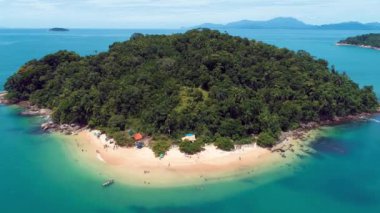 Paraty Körfezi suyu Brezilya. Yaz plajı manzarasının seyahat sahnesi. Açık hava tropikal ortamı. Tatil seyahati. Ünlü adalar takımadaları.