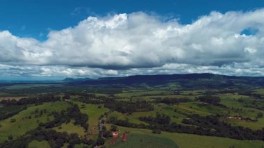 Kırsal kesimdeki tarım arazisinin havadan manzarası. Yeşil arkaplan ve alan sahnesi.