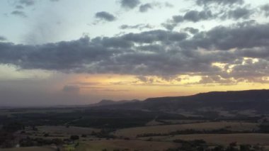 Kırsal kesimde gün batımında çiftçilik manzarası. Yeşil arkaplan ve alan sahnesi.