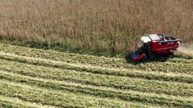 Kırsal kesimde traktör manzarası hasat etmek için kullanılan hava manzarası. Tarım alanındaki arkaplanı hasat et.