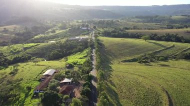 Kırsal kesimde tarım arazisi. Kırsal kesimde. Valley dağlarında yeşil alan arka planı.