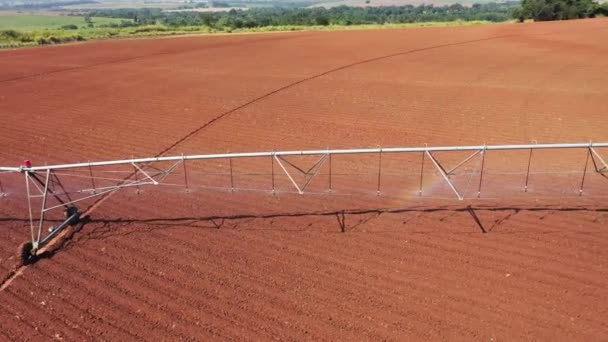 農村部の灌漑システムの風景散水の空中風景 散水背景とフィールド灌漑 — ストック動画