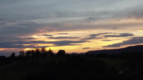 Zonsondergang Het Landbouwlandschap Het Platteland Landelijk Landschap Groene Bosbomen Tussen — Stockvideo