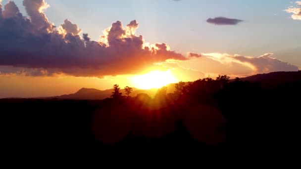 Ηλιοβασίλεμα Στο Αγροτικό Τοπίο Στην Ύπαιθρο Δέντρα Πράσινου Δάσους Μεταξύ — Αρχείο Βίντεο