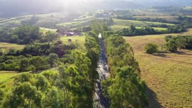 Kırsal kesimde tarım arazisi. Kırsal kesimde. Valley dağlarında yeşil alan arka planı.