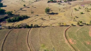 Kırsal kesimde tarım arazisi. Kırsal kesimde. Valley dağlarında yeşil alan arka planı.