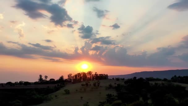 田舎の農村風景で農業風景の中に夕日 山の間の緑の森 — ストック動画