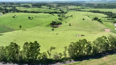 Kırsal kesimde tarım arazisi. Kırsal kesimde. Valley dağlarında yeşil alan arka planı.