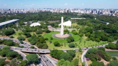 Sao Paulo Brezilya şehir merkezindeki Ibirapuera parkı yakınlarındaki Obelisk anıtı. Ibirapuera parkının çarpıcı manzarası. Şehir merkezindeki Ibirapuera mahallesinin tropik manzarası..