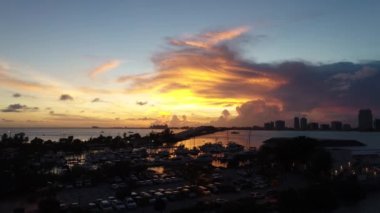 Amerika Birleşik Devletleri 'nin ünlü sahil şehri Miami' de çarpıcı manzaralar yayıyor. Seyahat yerleri. Tropikal manzara