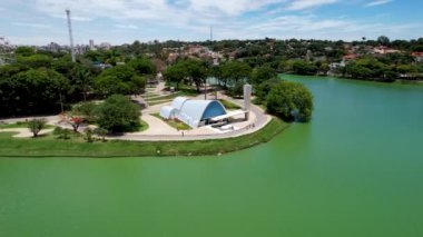Belo Horizonte Minas Gerais Brezilya şehir merkezindeki eğlence parkı yakınlarındaki Pampulha Gölü ve spor merkezi stadyumunun Metropolis hava manzarası. Şehrin simgesi..
