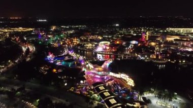 Orlando Birleşik Devletleri şehir merkezindeki lunaparktaki aydınlanma manzarası. Lunaparktaki gece eğlencesi. Orlando Florida şehir merkezi, Birleşik Devletler.