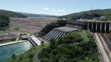 Enerji üretimi için ünlü Furnas hidroelektrik barajı. Capitolio eyaleti Minas Gerais 'in Brezilya yapay gölü Panorama manzarası.