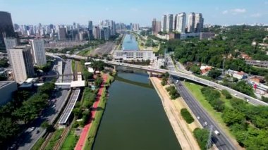 Sao Paulo Brezilya şehir merkezi. Ünlü Pinheiros otoyolunun şehir manzarası. Atılgan şehir merkezindeki ofisleri inşa ediyor. İş seyahati. Finansal merkez.