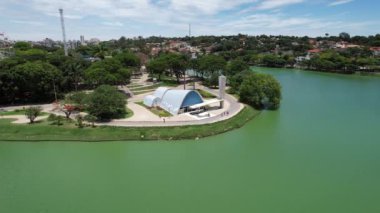 Belo Horizonte Minas Gerais Brezilya şehir merkezindeki eğlence parkı yakınlarındaki Pampulha Gölü ve spor merkezi stadyumunun Metropolis hava manzarası. Şehrin simgesi..