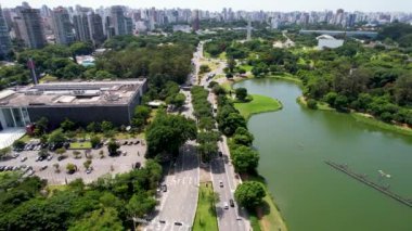 Sao Paulo Brezilya 'daki Ibirapuera parkında. Ibirapuera parkının çarpıcı manzarası. Şehir merkezindeki Ibirapuera mahallesinin tropik manzarası..