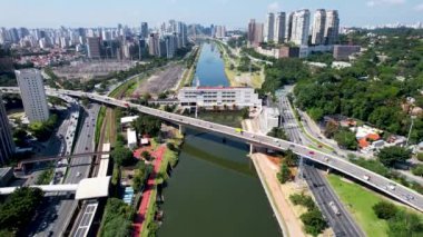 Sao Paulo Brezilya şehir merkezi. Ünlü Pinheiros otoyolunun şehir manzarası. Atılgan şehir merkezindeki ofisleri inşa ediyor. İş seyahati. Finansal merkez.