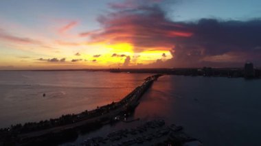 Amerika Birleşik Devletleri 'nin ünlü kıyı kenti Miami' deki huzur dolu hava manzarası. Seyahat yerleri. Tropik bir manzara. Tatil gezisi.