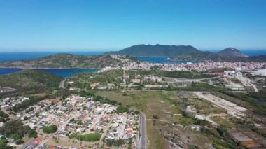 Rio de Janeiro Brazilya 'nın kıyı şehri Lakes' in huzurlu manzarası. Brezilya Karayipleri. Tropik seyahat yerleri. Yaz manzarası.