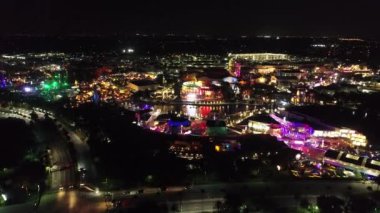 Orlando Florida USA şehir merkezindeki eğlence parkında gece manzarası. Lunaparktaki gece eğlencesi. Orlando Florida şehir merkezinde renkli bir eğlence..