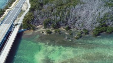 Florida Keys takımadalarındaki göz kamaştırıcı adaların panorama manzarası. Tropik ufuk çizgisi. Seyahat güzergahı. Turkuaz körfez suyu.