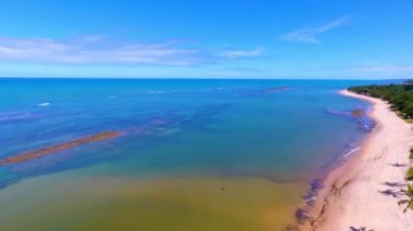 Bahia Brezilya 'da tropik plaj yaz manzarası. Brezilya 'nın kuzeydoğusundaki Trancoso Sahili ve Caraiva Sahili yakınlarındaki Arraial Dajuda Plajı..