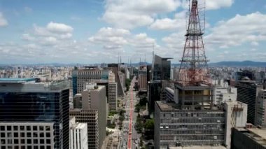 Sao Paulo Brezilya şehir merkezindeki Paulista Bulvarı 'nın en iyi manzarası. Şehrin tarihi bulvarının çarpıcı manzarası. Kentsel antenler.