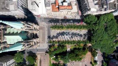 Sao Paulo 'nun merkezindeki Se Meydanı' nda bulunan Sao Paulo şehrinin merkezindeki ünlü katolik kilisesi Metropolitan Katedrali. Ortaçağ tarihi binası. Din manzarası.