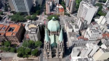 Sao Paulo 'nun merkezindeki Se Meydanı' nda bulunan Sao Paulo şehrinin merkezindeki ünlü katolik kilisesi Metropolitan Katedrali. Ortaçağ tarihi binası. Din manzarası.