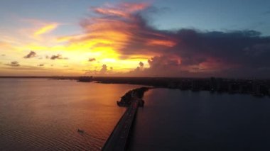 Amerika Birleşik Devletleri 'nin ünlü kıyı kenti Miami' deki huzur dolu hava manzarası. Seyahat yerleri. Tropik bir manzara. Tatil gezisi.