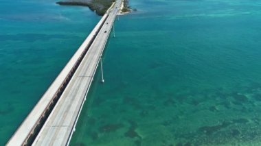 Florida Keys takımadalarındaki göz kamaştırıcı adaların panorama manzarası. Tropik ufuk çizgisi. Seyahat güzergahı. Turkuaz körfez suyu.